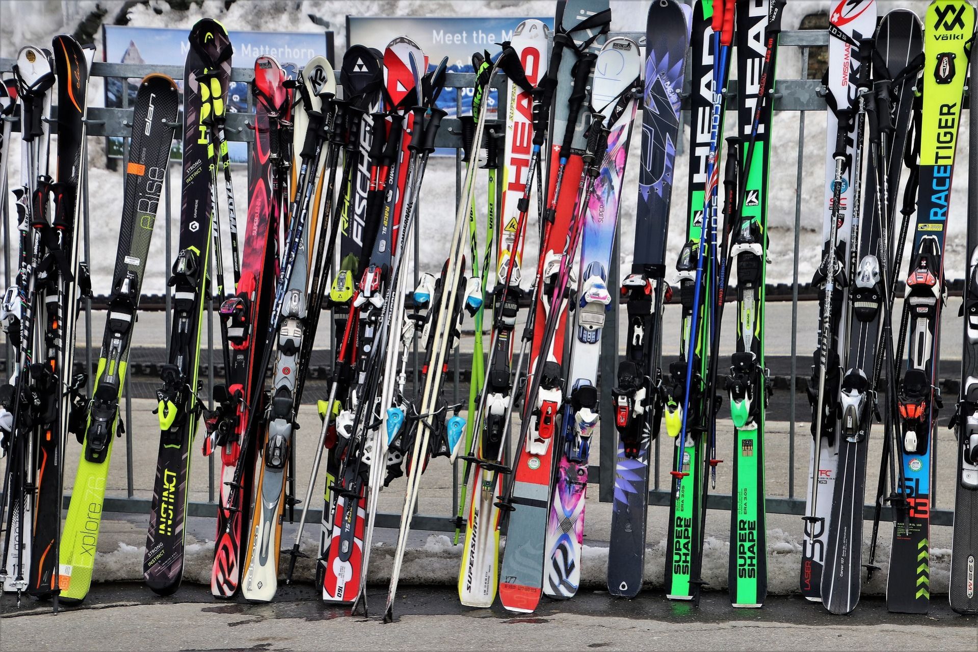 Muchos esquís apoyados antes de restaurante